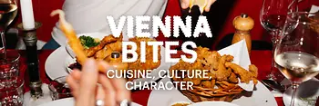 Eslogan «Vienna Bites. Cuisine, Culture, Character» en segundo plano. Comida sobre una mesa.