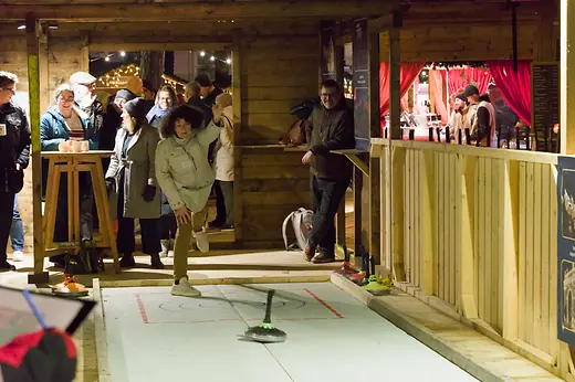 Personen beim Eisstockschießen