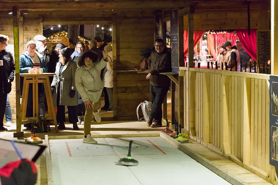 Personen beim Eisstockschießen