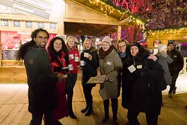 Personengruppe beim Punschen