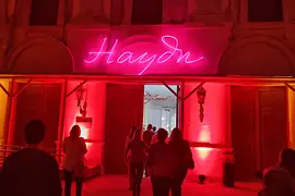 Leuchtschrift Haydn an Gebäude