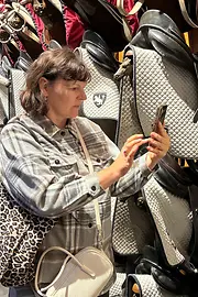 Frau macht Foto von Sattelkammer