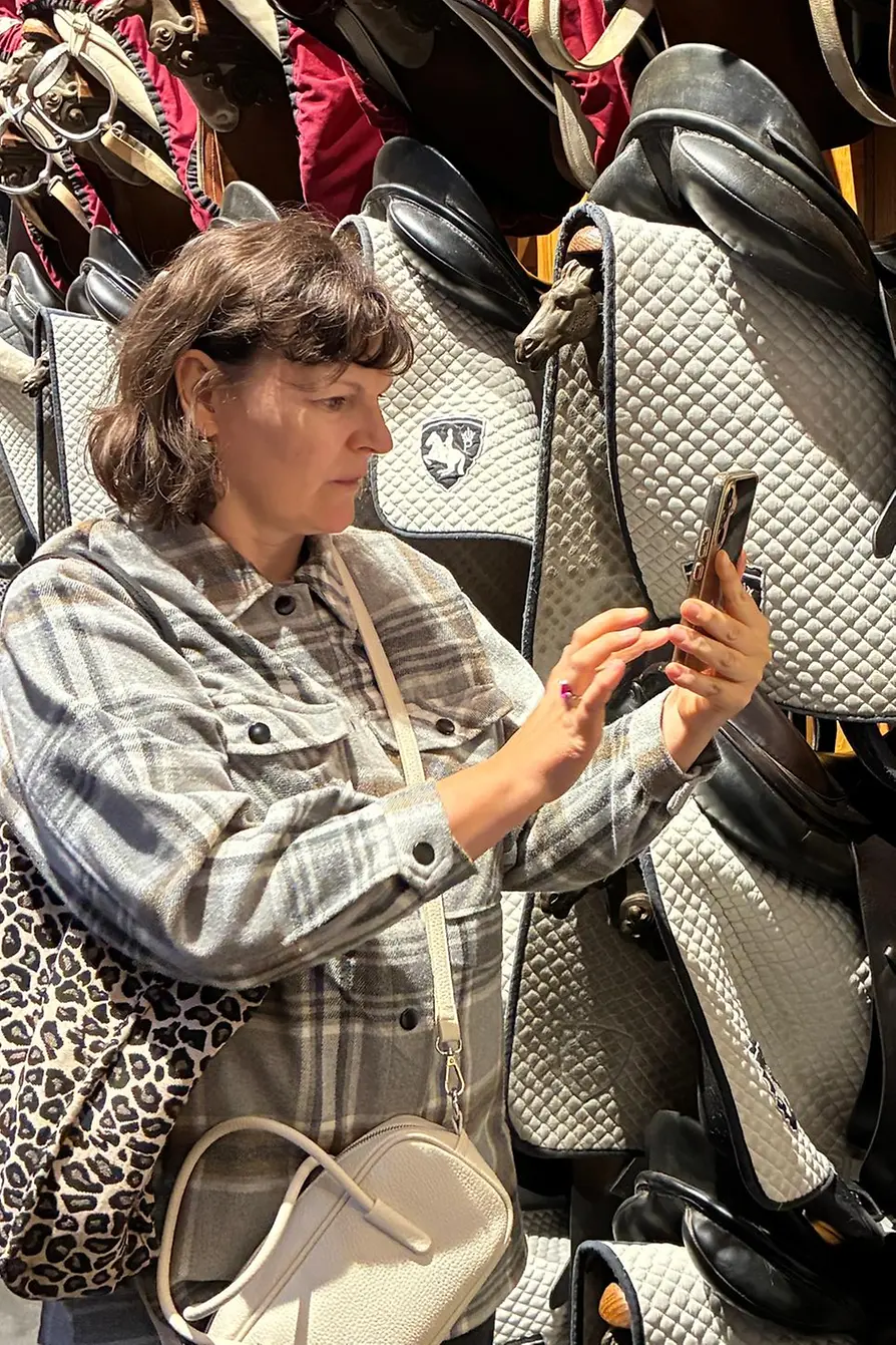 Frau macht Foto von Sattelkammer