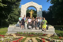 Personen vor einer goldenen Statue