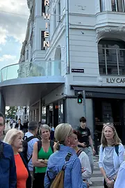 Personen vor einem Gebäude