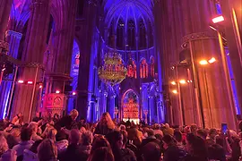 Beleuchtete Kirche Innenraum