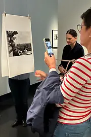 Frau macht Foto von Bild