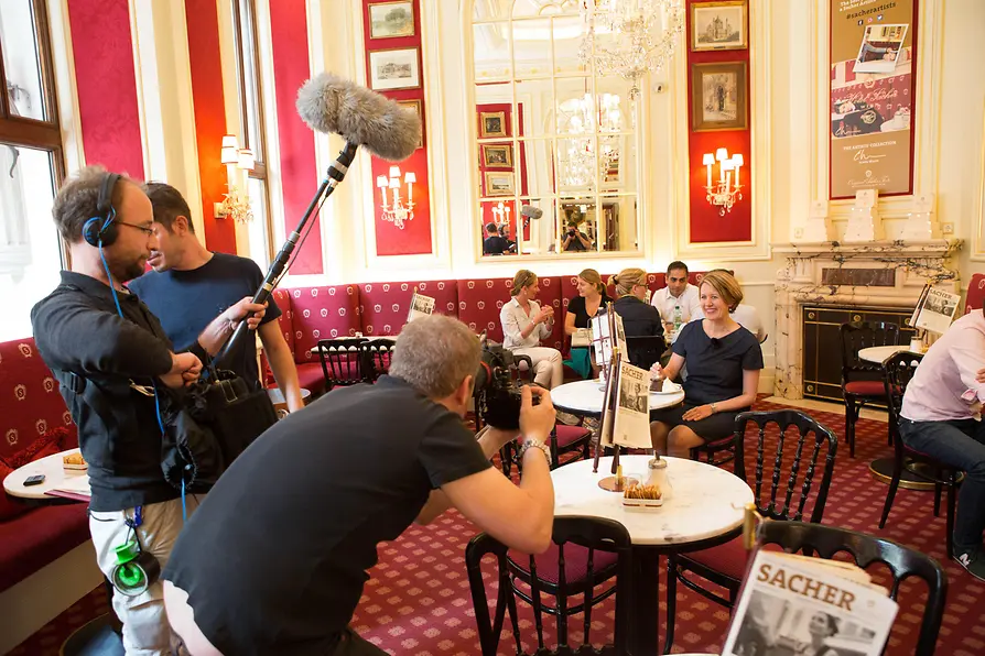 10 Jahre VECI: Spotlight on Vienna Videodreh in einem Wiener Kaffeehaus