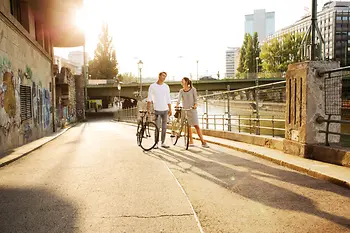 Deux cyclistes sur le Canal du Danube