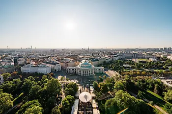 Vienne, vue de l'hôtel de ville sur le Burgtheater