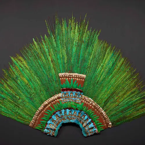 Tocados ornamentales con plumas del antiguo México. 
