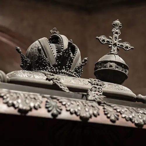 Couvercle de cercueil avec couronne et orbe crucigère
