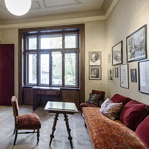 Sala de espera con muebles originales del Museo Sigmund Freud 