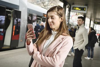 Studenten in einer U-Bahnstation, die WienMobil verwenden