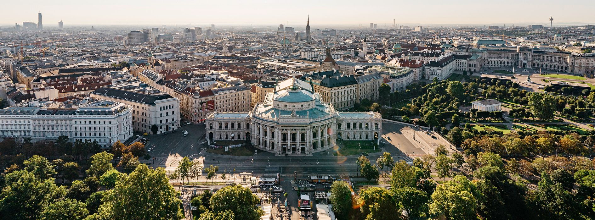 Vue du Burgtheater depuis l'Hôtel de Ville