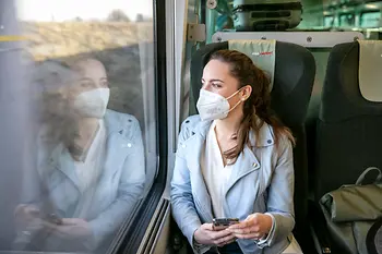 Mujer con mascarilla FFP2 en un tren