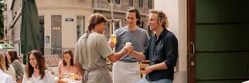 Personnes devant l’entrée d’un bar