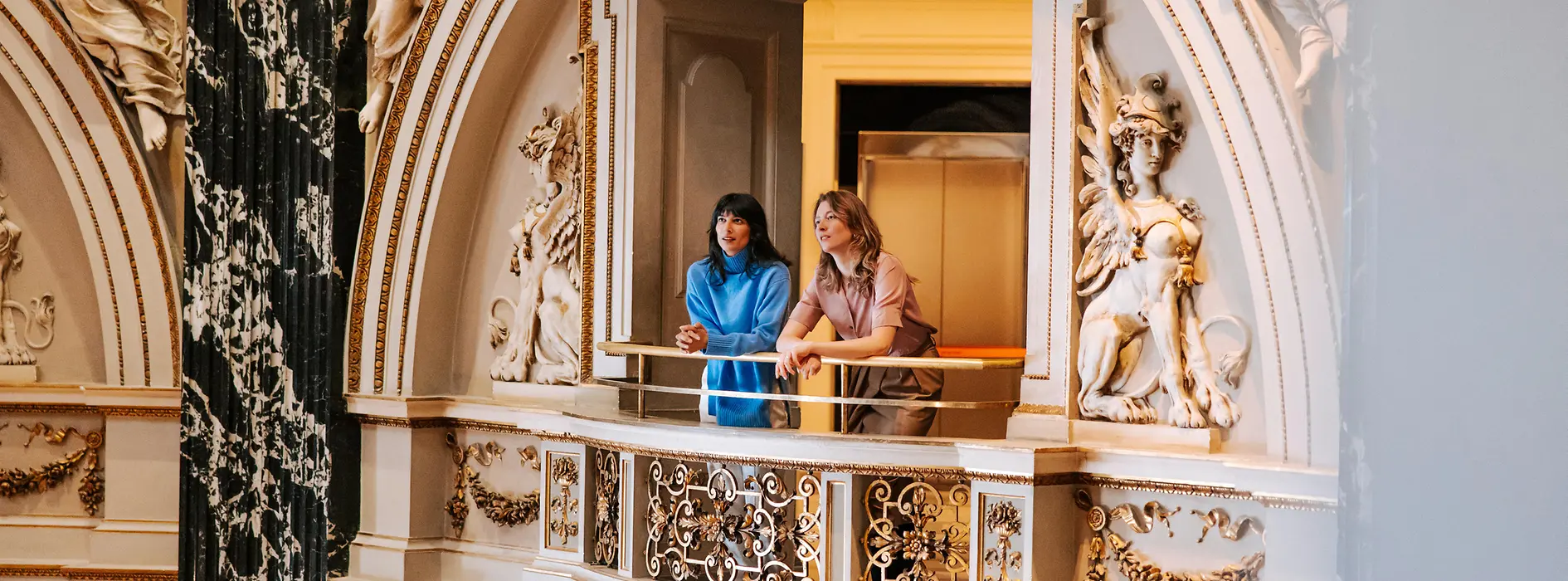 Due donne in piedi su un matroneo del Kunsthistorisches Museum di Vienna (Museo di Storia dell’Arte)