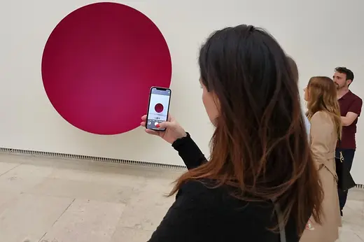 Frau vor Foto