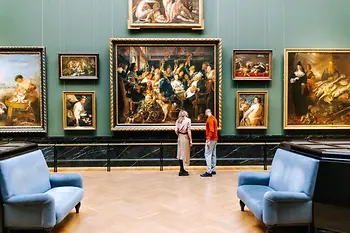 Museo Kunsthistorisches de Viena. Un hombre y una mujer observan cuadros del Barroco.