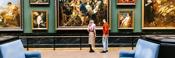 Museo Kunsthistorisches de Viena. Un hombre y una mujer observan cuadros del Barroco.