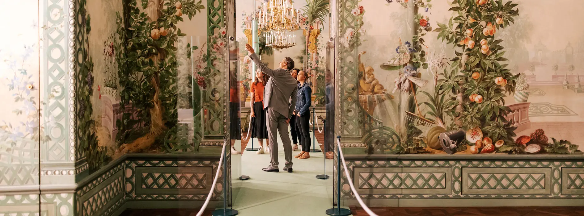 Un guide fait visiter à un groupe les Berglzimmer du château de Schönbrunn