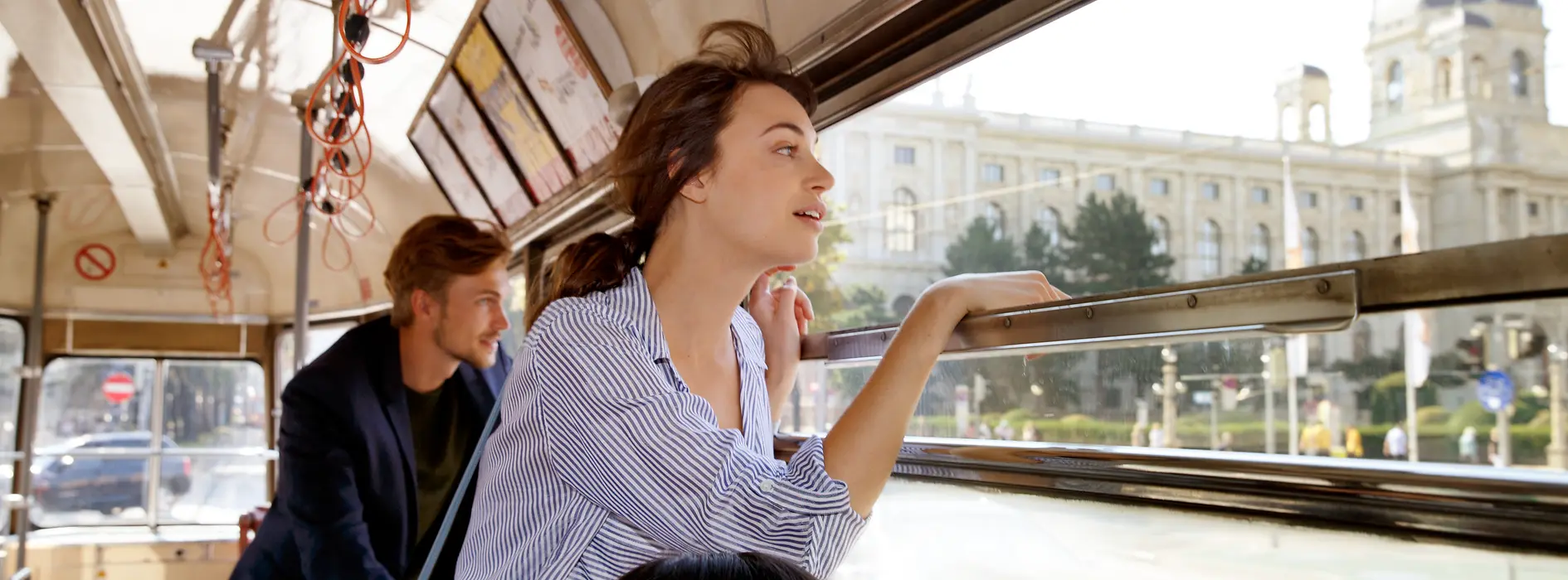 Viena, pasajeros en el tranvía que rodea la Ringstrasse