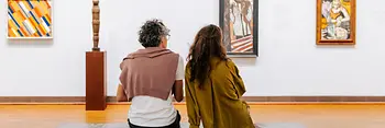 Visite du musée Albertina, deux personnes assises sur un banc regardent de l'art