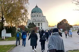 Mehrere Personen vor einer Kirche