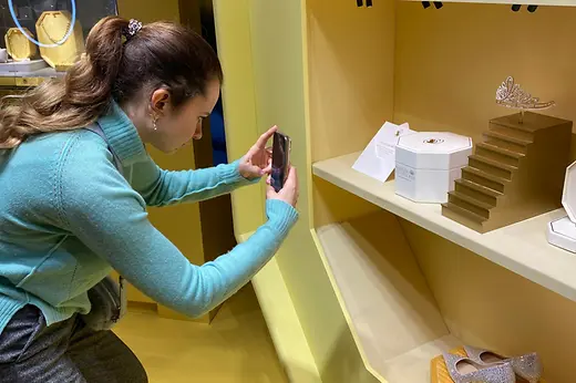 Frau fotografiert Schmuckstück
