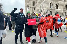 Vier Personen mit sportlichem Gewand in Siegerpose