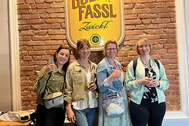 Frauen vor Bierplakat