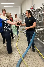 Zwei Personen mit Gas