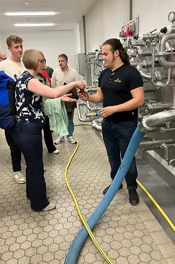 Zwei Personen mit Gas