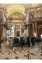 Gruppe in opulentem Saal