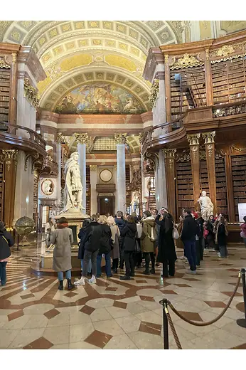 Gruppe in opulentem Saal