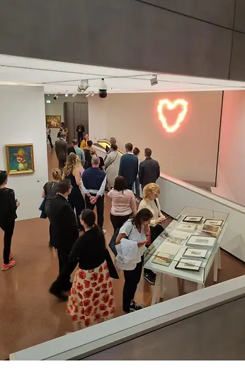 Gruppe im Museum