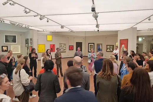 Gruppe im Museum