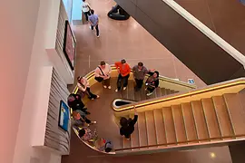 Personen auf Stiege