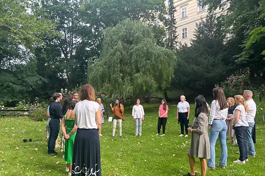 Personen im Garten