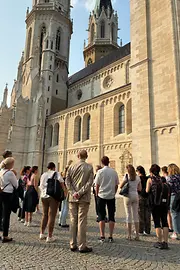 Gruppe die ein Schloss besichtigt