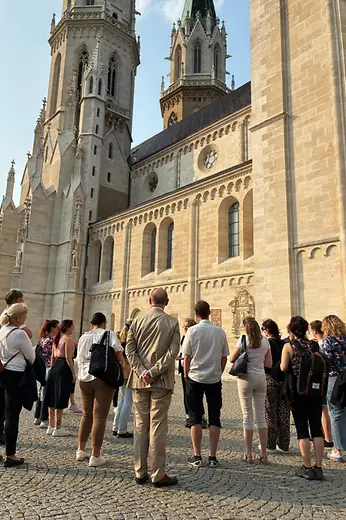 Gruppe die ein Schloss besichtigt