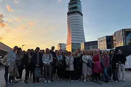 Gruppe Personen vor einem Flughafenturm