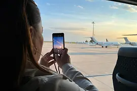Frau macht Foto von Flugzeug