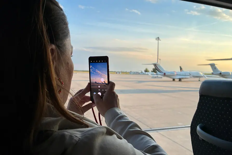 Frau macht Foto von Flugzeug