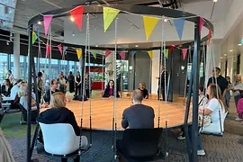 Personen sitzen rund um einen Konferenztisch