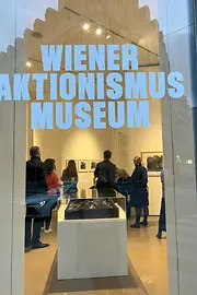 Personen hinter Schaufenster