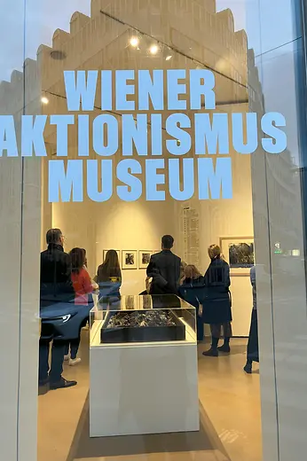 Personen hinter Schaufenster