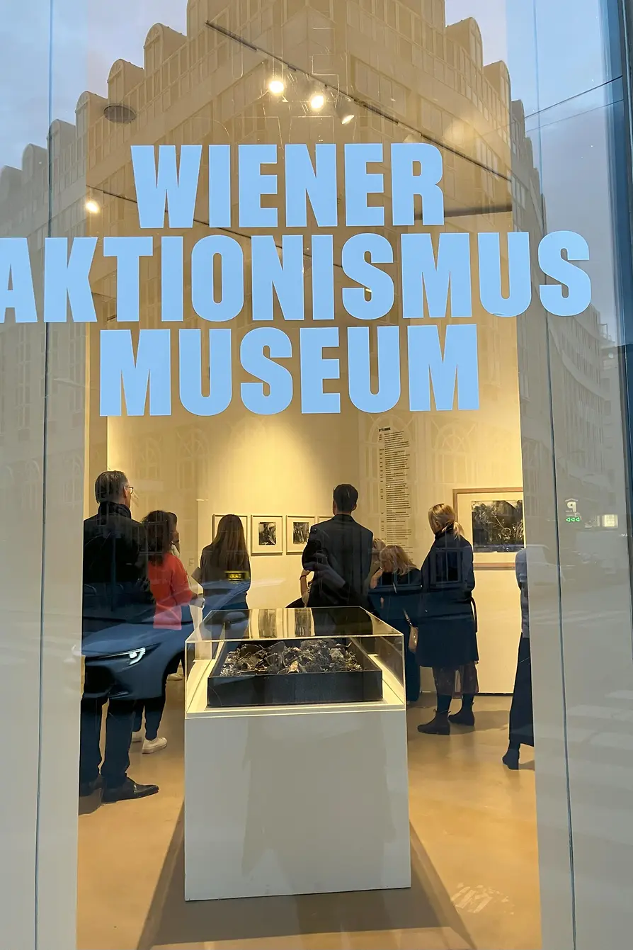 Personen hinter Schaufenster